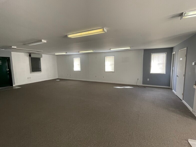 More Photos Of 6923 Ebenezer Rd, Middle River Warehouse For Lease