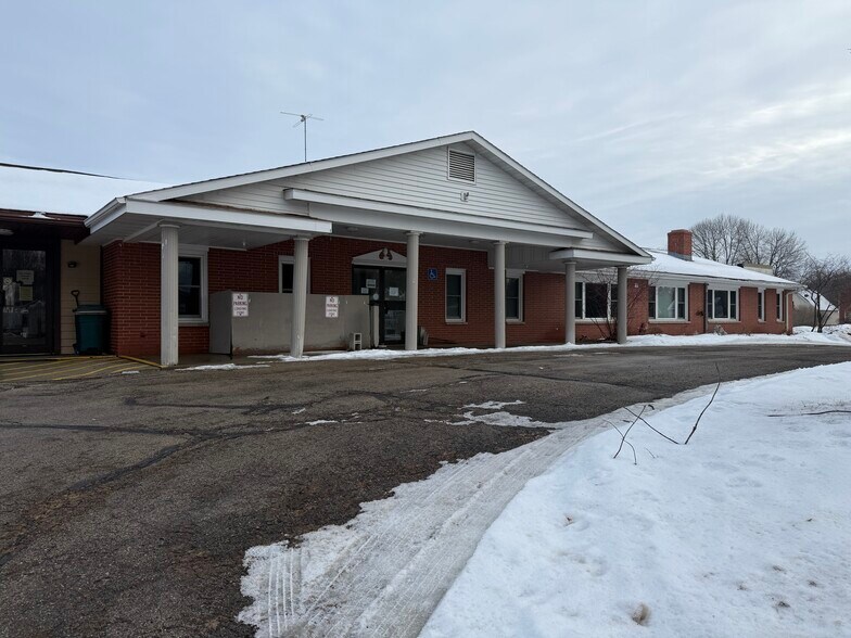 More Photos Of 165 S Chet Krause Dr, Iola Multifamily For Sale