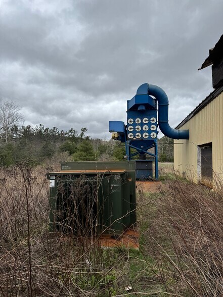 More Photos Of 623 Circle Dr, Iron Mountain Industrial For Sale