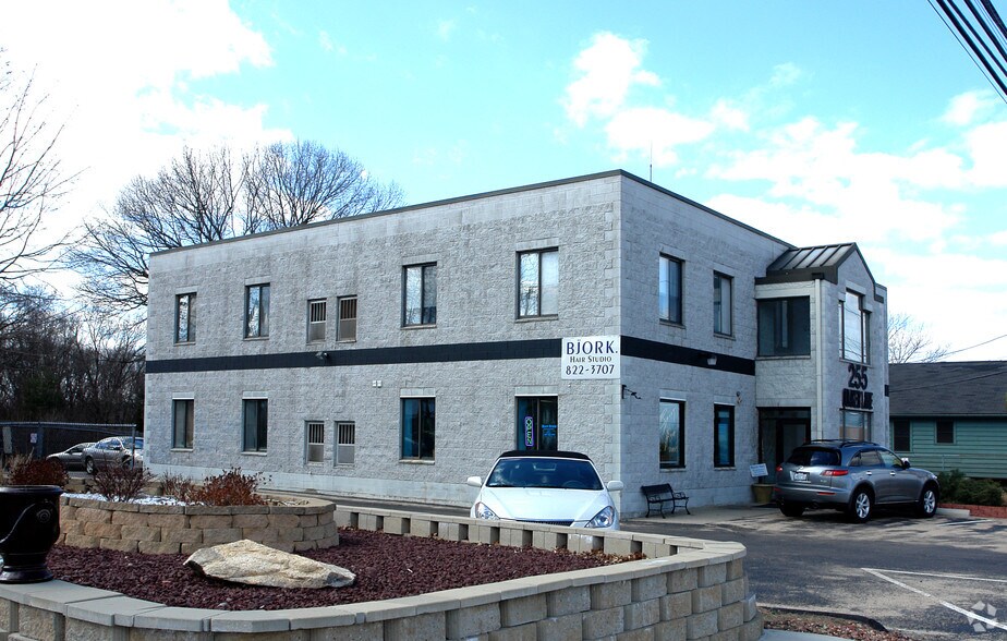 More Photos Of 255 Quaker Ln, West Warwick Office Residential For Lease