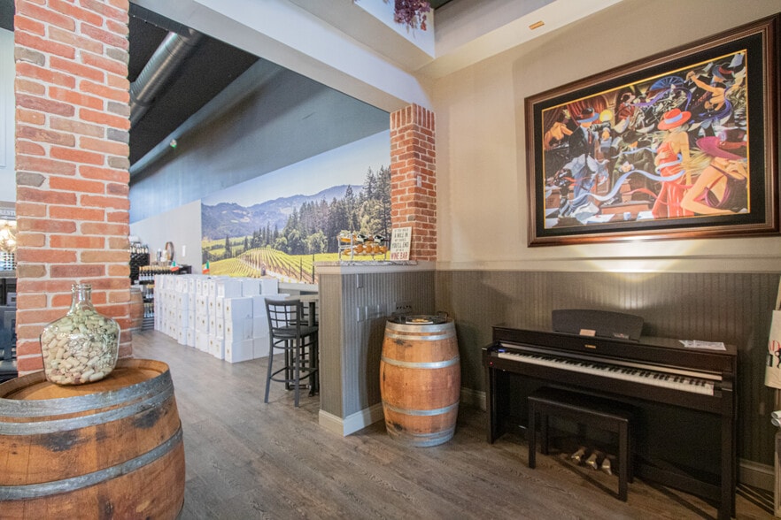 More Photos Of 104 Macomb Pl, Mount Clemens Restaurant For Sale