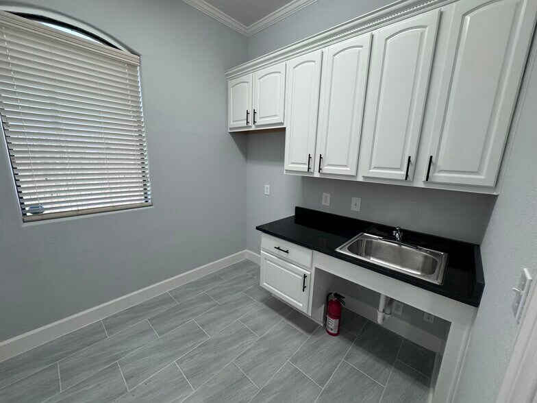 More Photos Of 1802 Snake River Rd, Katy Office For Sale