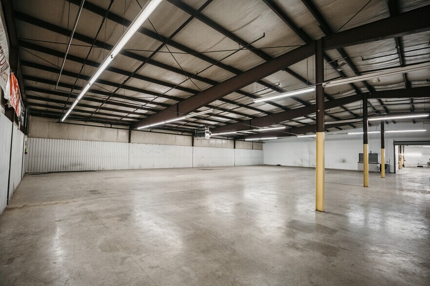 More Photos Of 2905 W Oakland Ave, Austin Auto Dealership For Lease