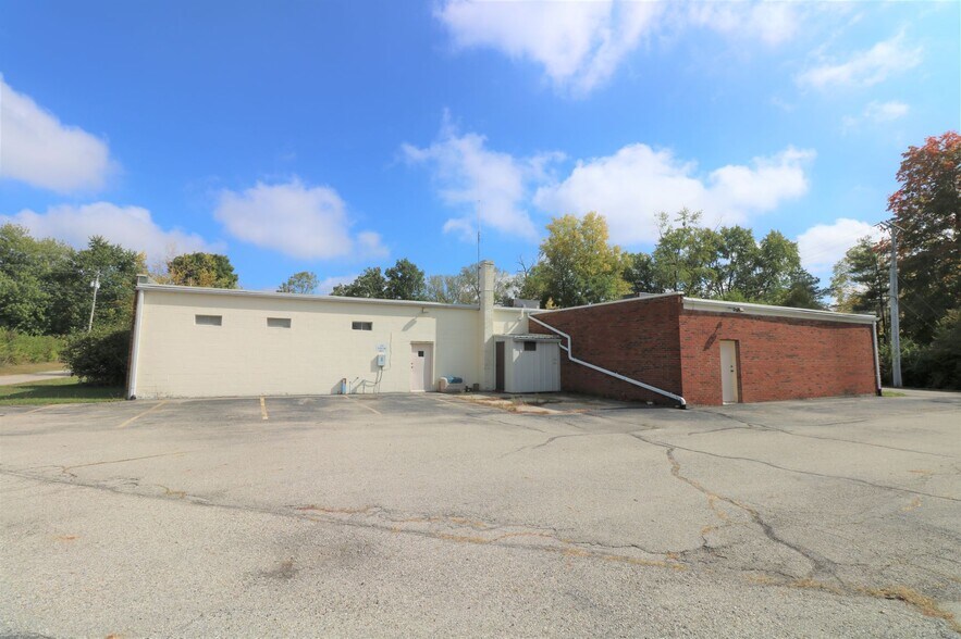 More Photos Of 1314 Barnhart Rd, Troy Office For Lease