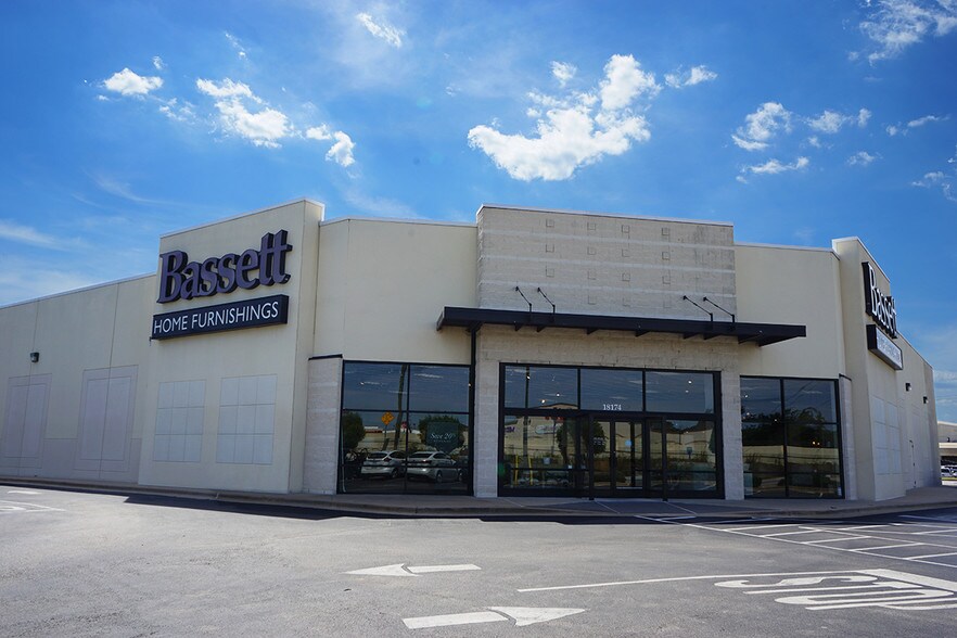 More Photos Of 18174 Gulf Fwy, Friendswood Freestanding For Lease