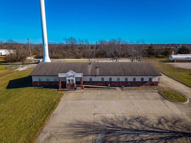 More Photos Of 604 Industrial Park Dr, Eldon Office For Sale