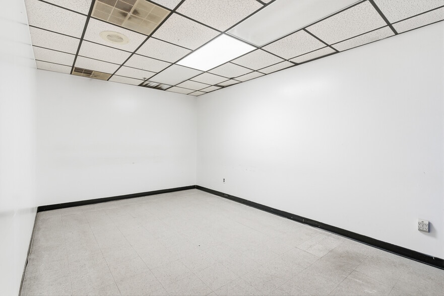 More Photos Of 128 Wilson Ave, Newark Office For Lease