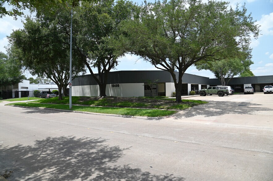 More Photos Of 10400 Westoffice Dr, Houston Warehouse For Lease