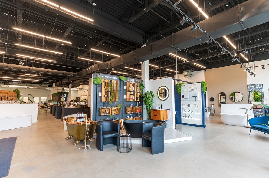 More Photos Of 8270-8310 Ch Devonshire, Mt Royal Unknown For Lease