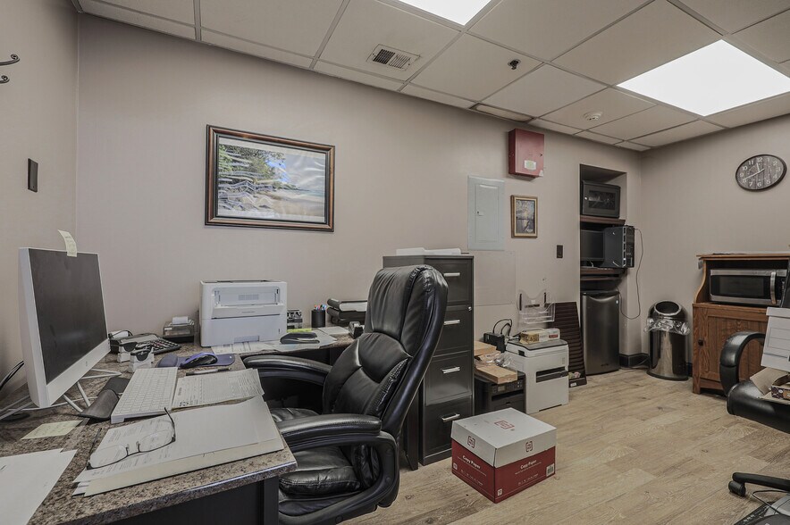 More Photos Of 2005-2007 W 103rd Ter, Leawood Service For Sale