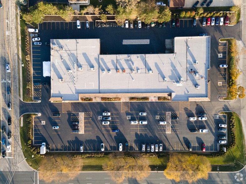 More Photos Of 7201-7247 S Kingery Hwy, Willowbrook General Retail For Lease