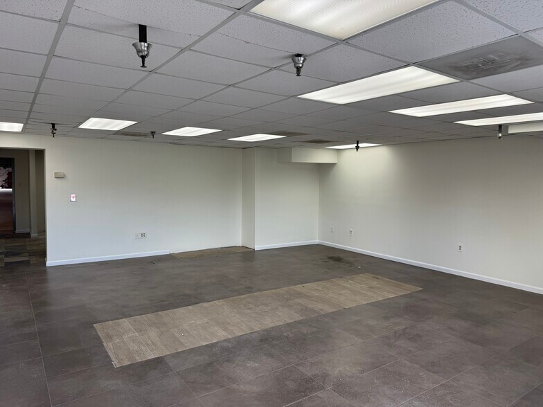 More Photos Of 9126-9166 Euclid Ave, Manassas Warehouse For Lease