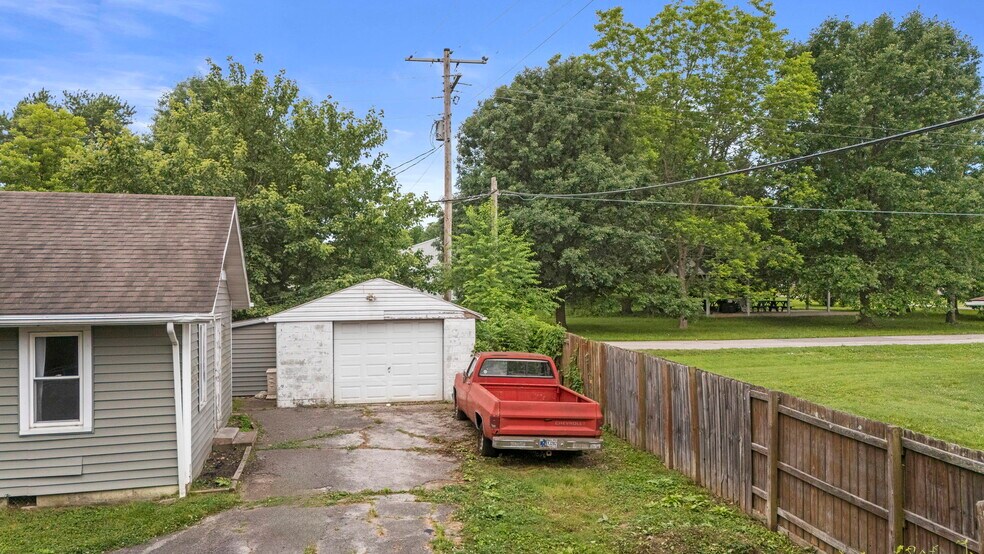 More Photos Of 305 S Ferguson St, Henryville General Retail For Sale