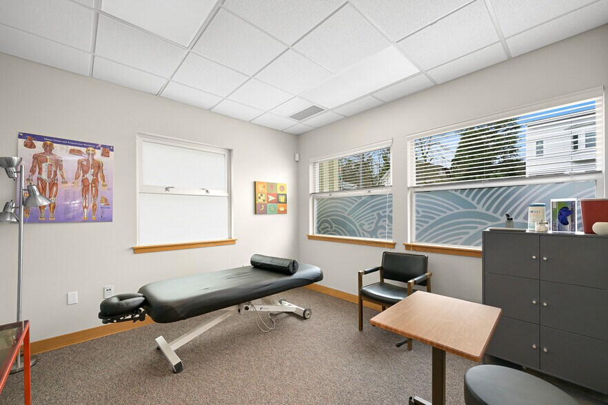 More Photos Of 701 E Holly St, Bellingham Office For Sale