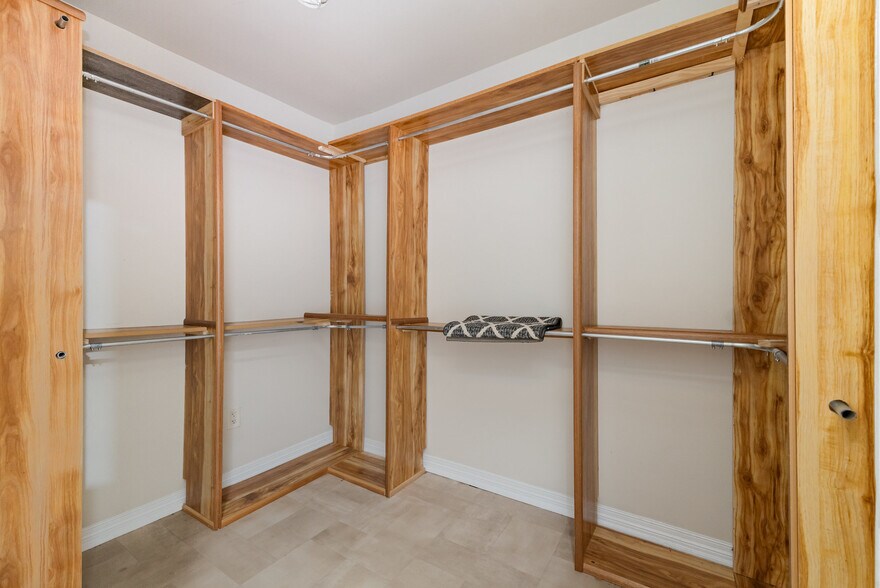 More Photos Of 9008 N Lakebrook Rd, Charlotte Light Distribution For Sale