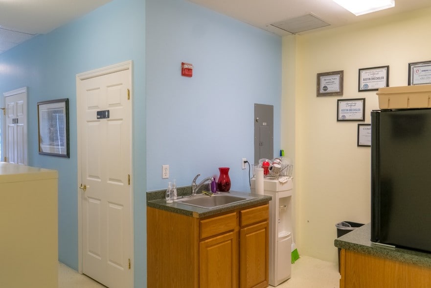 More Photos Of 1550-1582 Global Ct, Sarasota Light Manufacturing For Sale
