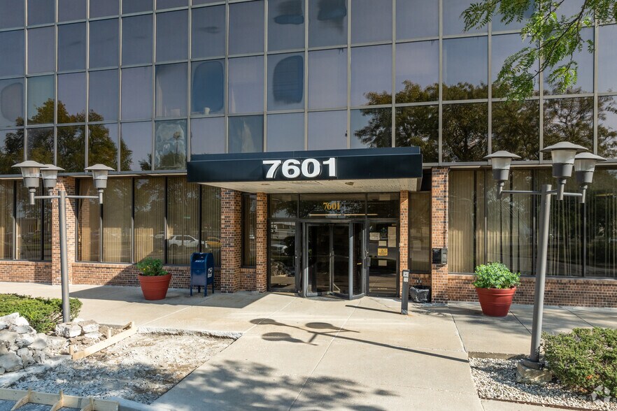 More Photos Of 7601 S Kostner Ave, Chicago Office For Lease