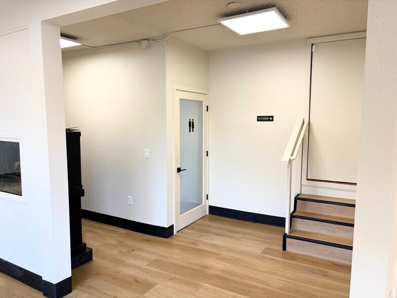 More Photos Of 20105 McLoughlin Blvd, Gladstone Freestanding For Lease