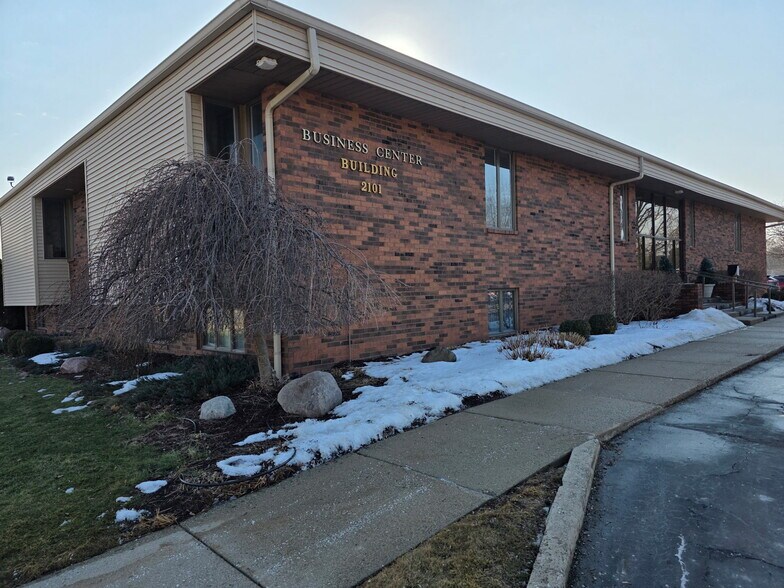 More Photos Of 2101 Aurelius Rd, Holt Medical For Lease