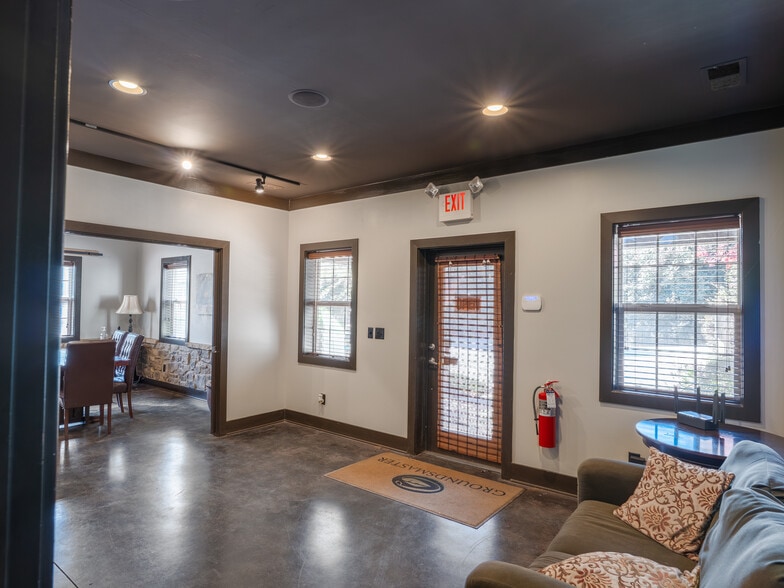 More Photos Of 1443 S Batesville Rd, Greer Showroom For Lease