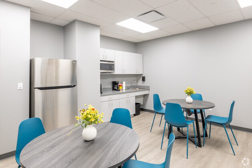 More Photos Of 250 E Sandford Blvd, Mount Vernon Warehouse For Lease