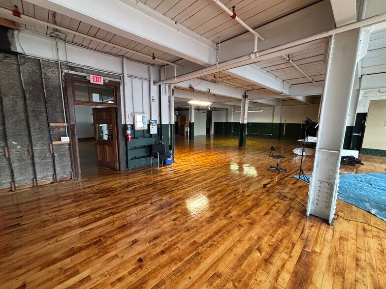 More Photos Of 92 Race St, Holyoke Bar For Lease