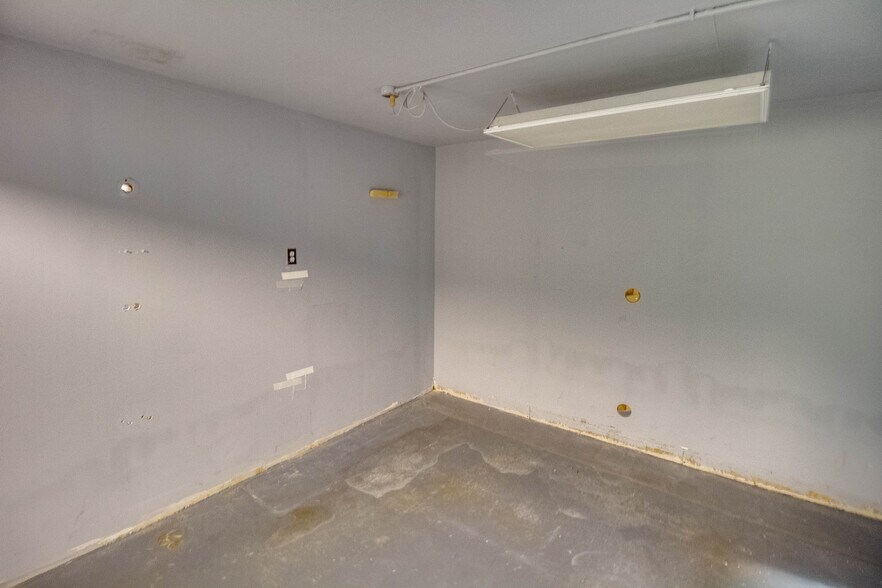More Photos Of 319-321 Ridge St, Alton Showroom For Sale