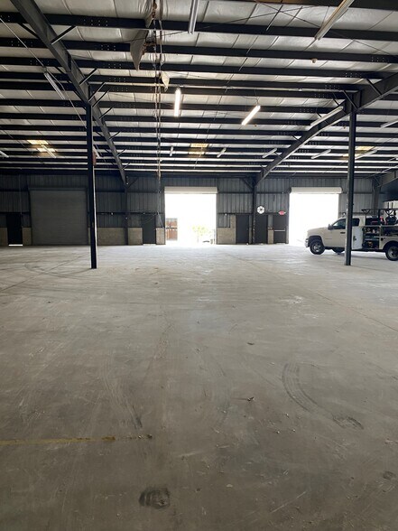 More Photos Of 566-572-3 Appleyard dr, Tallahassee Industrial For Lease