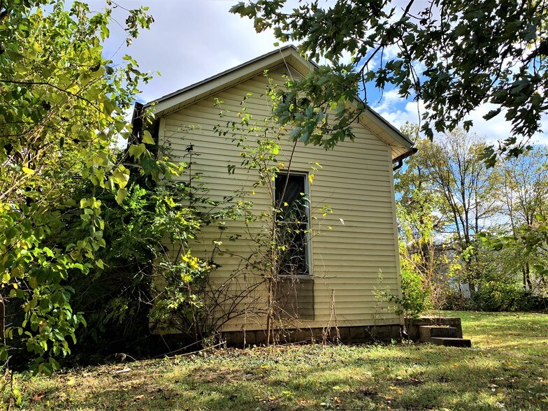 More Photos Of 917 Western Ave, Connersville Bar For Sale