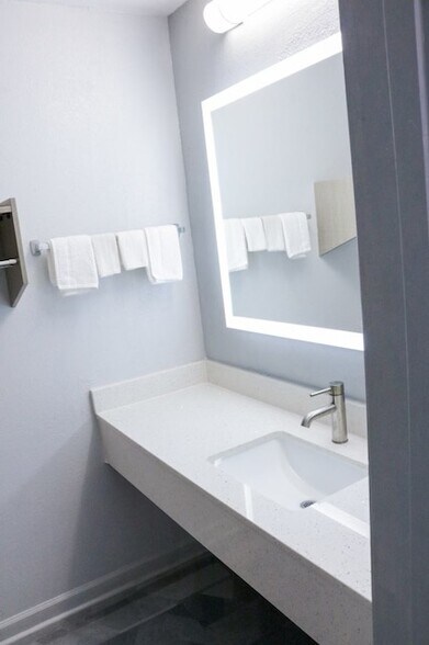 More Photos Of 1927 W Oaklawn Rd, Pleasanton Hotel For Sale