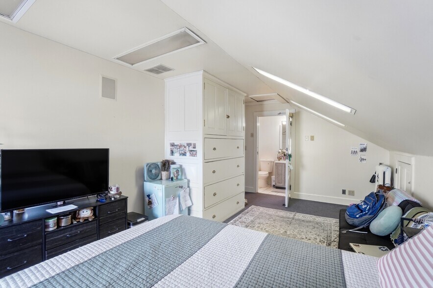 More Photos Of 2406 Auburn Ave, Cincinnati Office Residential For Sale