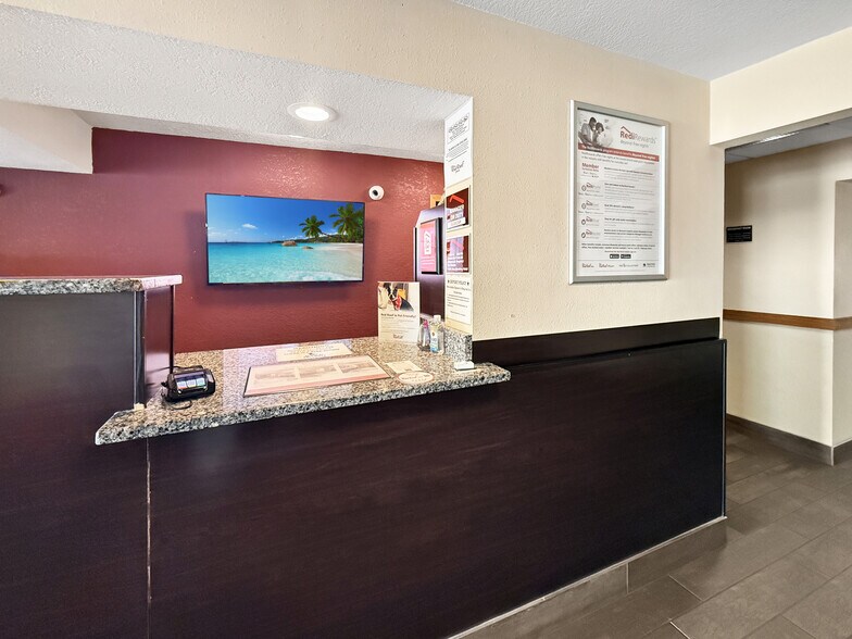 More Photos Of 5020 NE 14th St, Des Moines Hotel For Sale