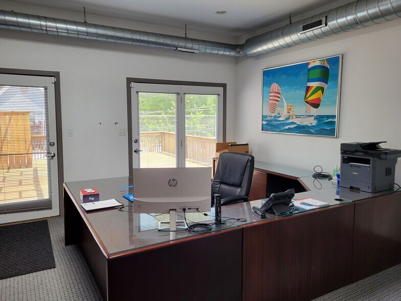 More Photos Of 2147 N Western Ave, Chicago Office For Lease