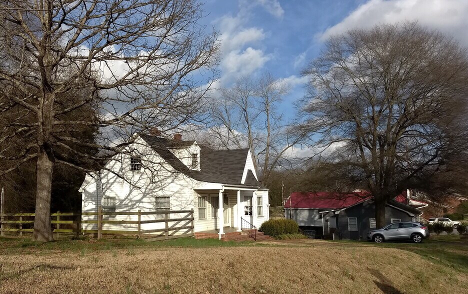 More Photos Of 204 E Trade St, Dallas Office Residential For Sale