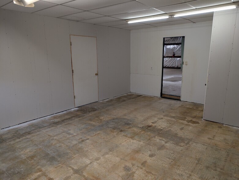 More Photos Of 1319 E Highway H, Liberty Warehouse For Lease