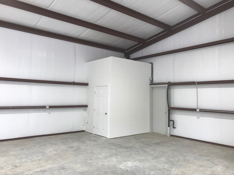 More Photos Of 1011 Upper Denton Rd, Weatherford Warehouse For Lease