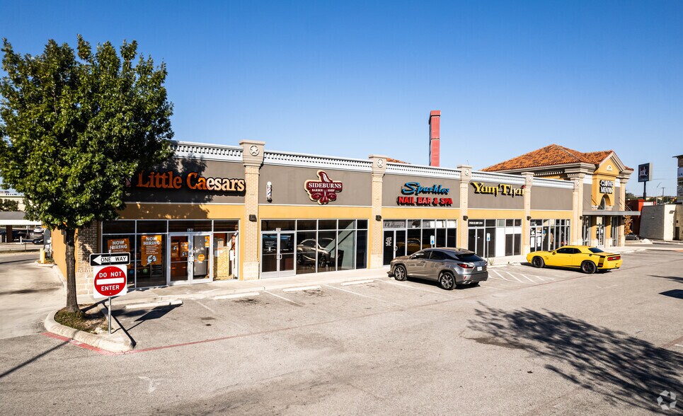 More Photos Of 21038 US Highway 281 N, San Antonio Storefront Retail Office For Lease