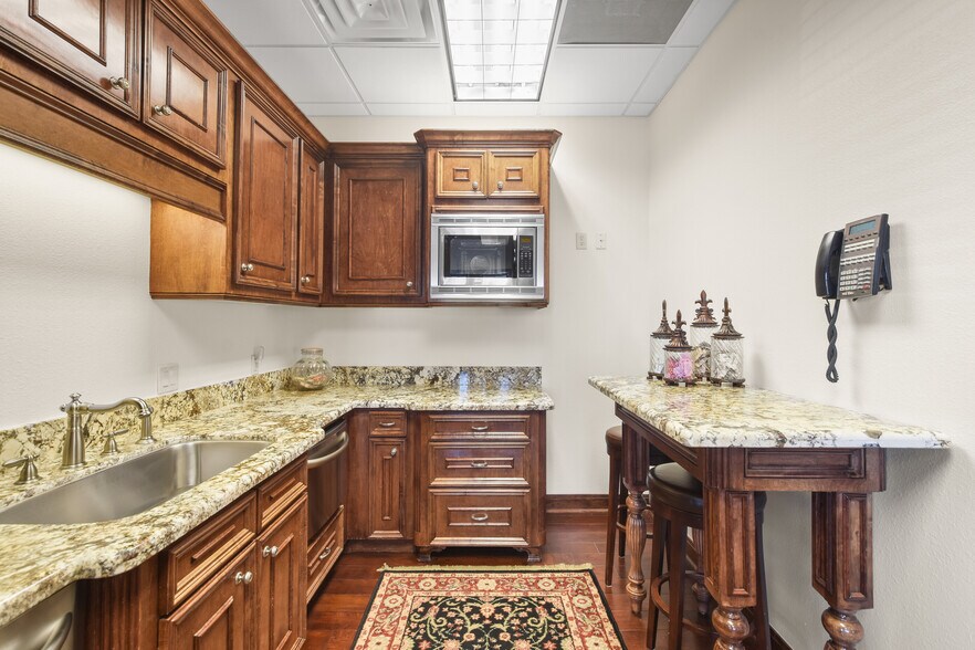 More Photos Of 101 Simonton St, Conroe Loft Creative Space For Lease