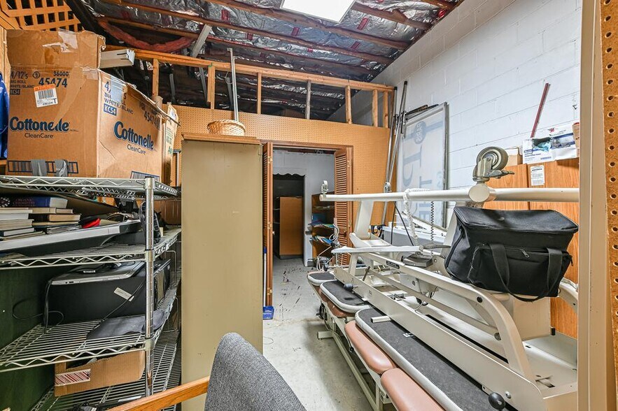 More Photos Of 1102 Mineral Wells Ave, Paris Office For Sale