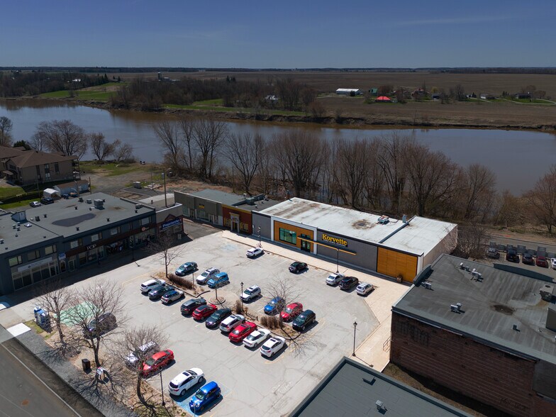 Primary Photo Of 200 Pl Du 21-Mars, Nicolet Department Store For Lease