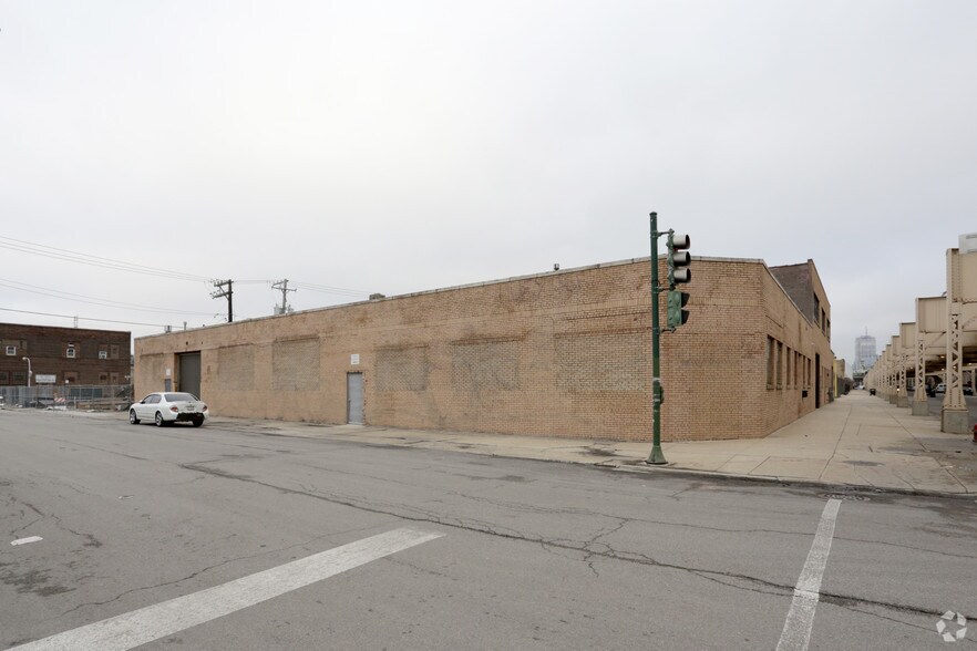 More Photos Of 1756 W Lake St, Chicago Warehouse For Lease