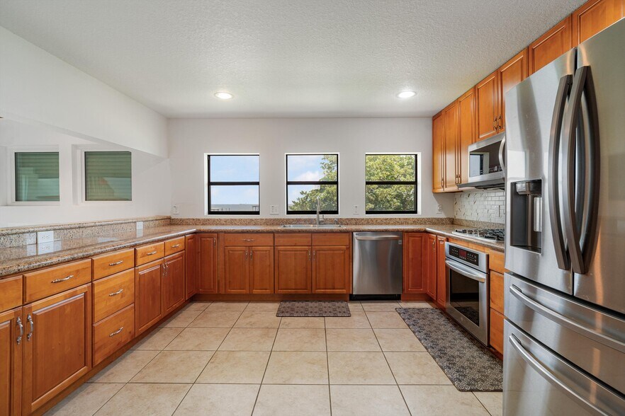 More Photos Of 804 Bay Ave, Kemah Specialty For Sale