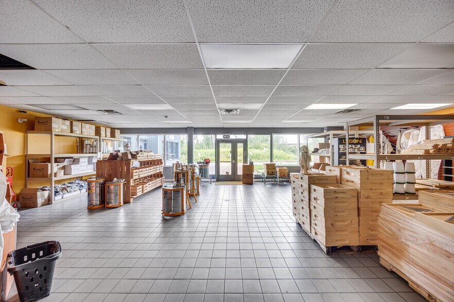 More Photos Of 500 Rue Léger, Riviere-beaudette Manufacturing For Sale