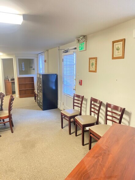 More Photos Of 333 N Charles St, Baltimore Storefront Retail Office For Lease