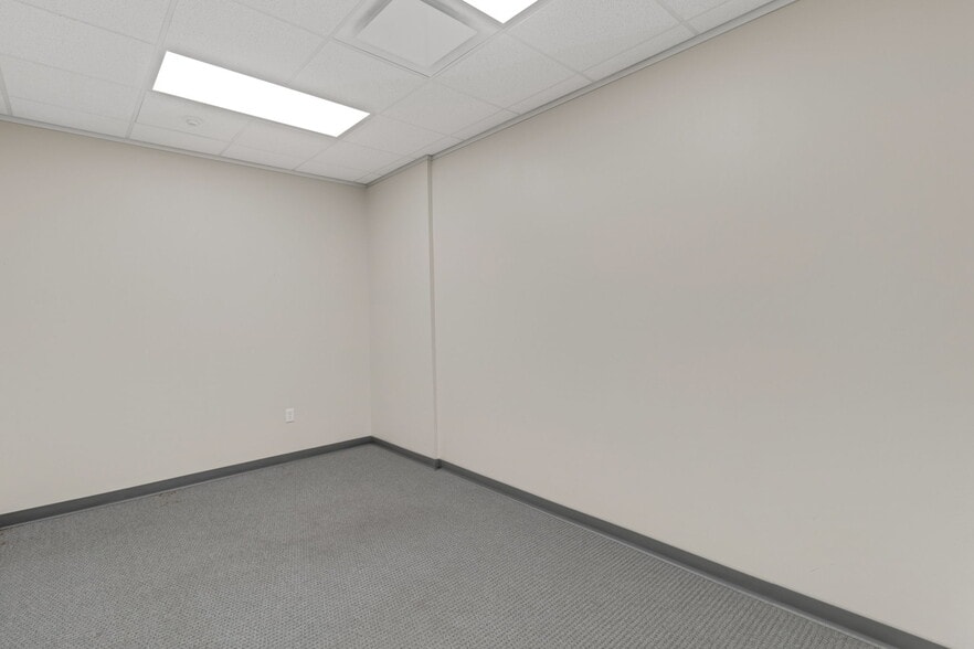 More Photos Of 8110 Parkside Ave, Baytown Warehouse For Sale