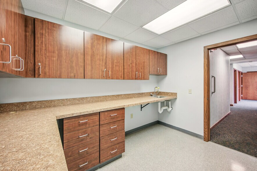 More Photos Of 2000 Green St, Farrell Medical For Sale