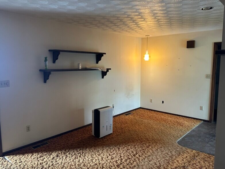 More Photos Of 907 N Hemlock St, Le Roy Warehouse For Sale