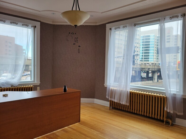 More Photos Of 8694 St Saint-Denis, Montréal Storefront Retail Residential For Sale