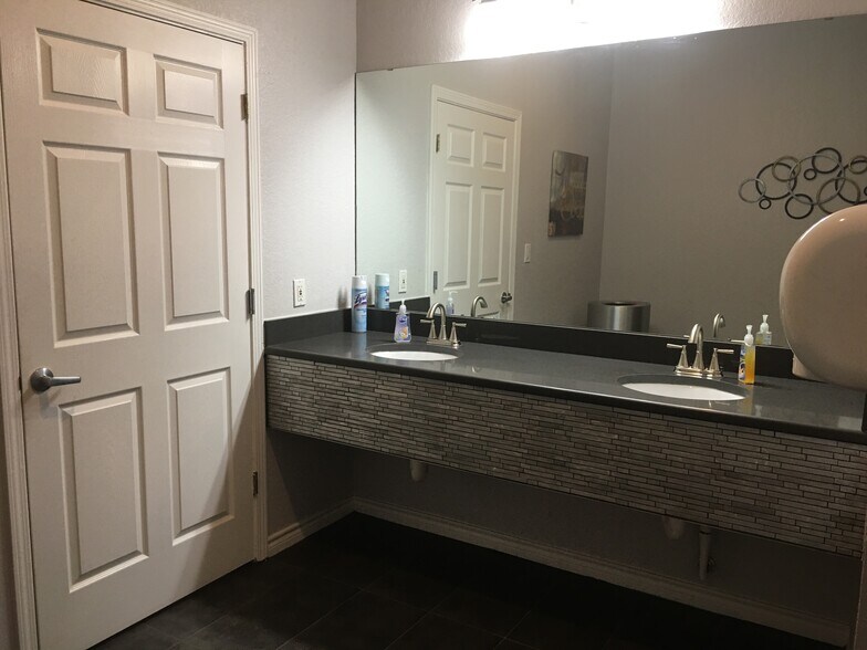 More Photos Of 1001 Glade Rd, Colleyville Medical For Lease