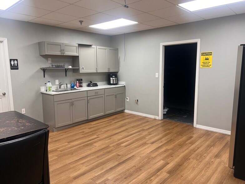 More Photos Of 104 Challenger Ct, Sanford Warehouse For Lease